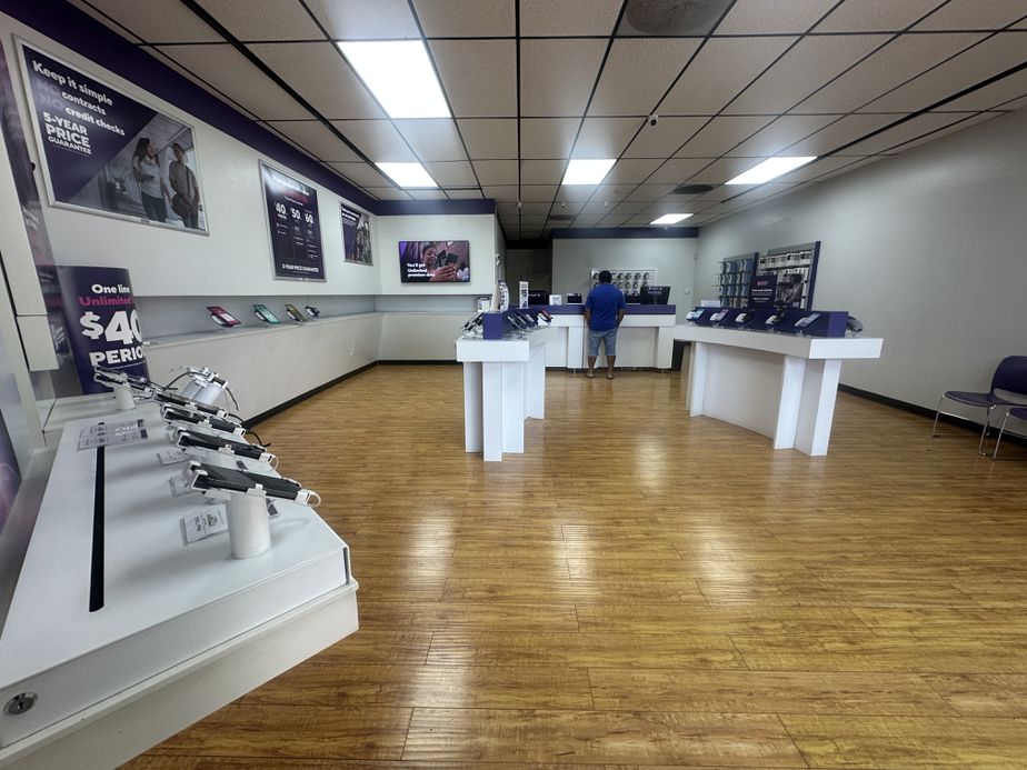 Metro by T-Mobile 1119 N Western Ave - 1119 N Western Ave 