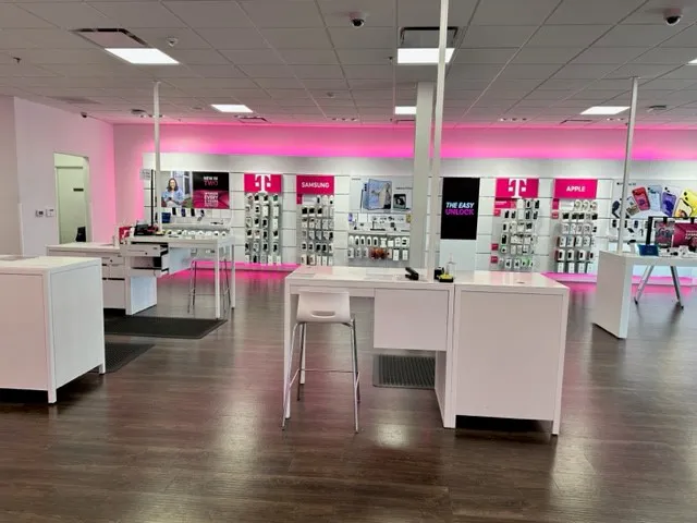 Foto del interior de la tienda T-Mobile en Springboro Pike & Mall Woods Dr, Dayton, OH