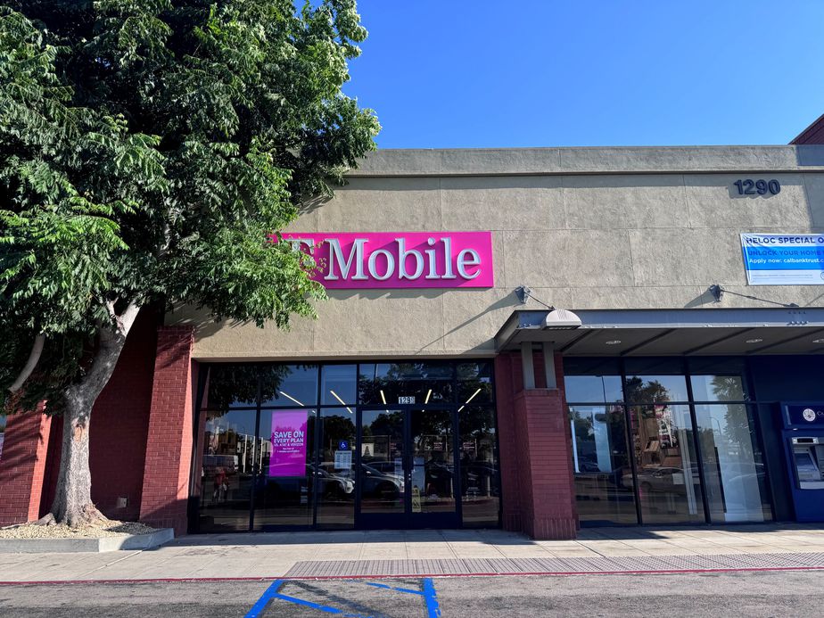 Exterior photo of T-Mobile Store at Redondo Beach & Raymond, Gardena, CA