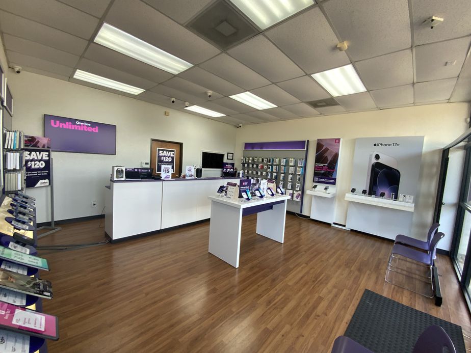 Metro by T-Mobile 2928 Valley View Ln - 2928 Valley View Ln