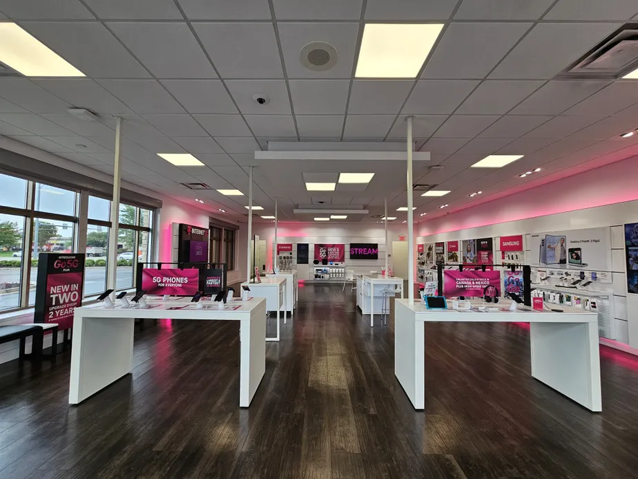 Foto del interior de la tienda T-Mobile en 135th St & Metcalf Ave, Overland Park, KS