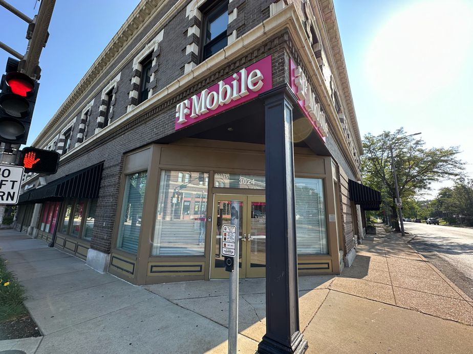 Exterior photo of T-Mobile Store at Arsenal & S Grand, Saint Louis, MO