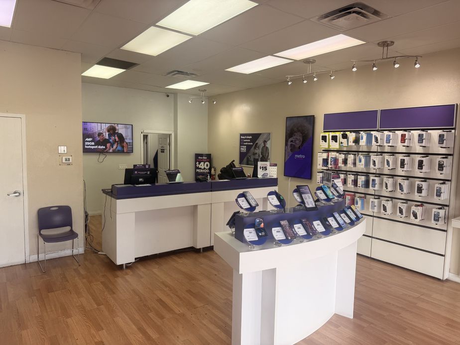 Metro by T-Mobile 2625 N Mesa St - 2625 N Mesa St 