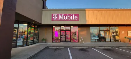  Exterior photo of T-Mobile Store at Centralia Outlet Mall, Centralia, WA 
