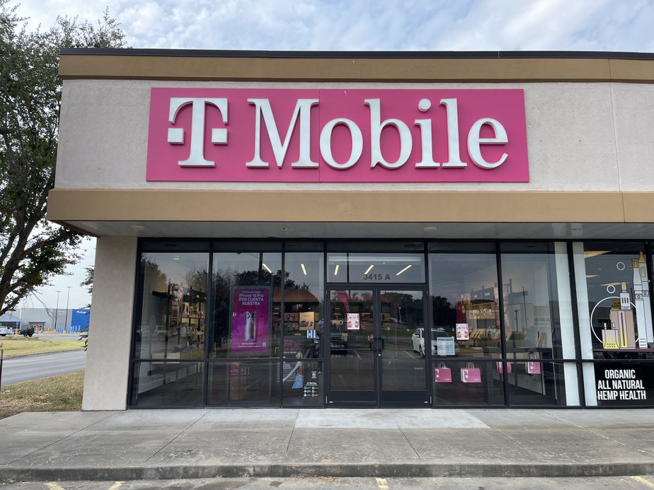 Exterior photo of T-Mobile Store at West Loop & Mechanic, El Campo, TX