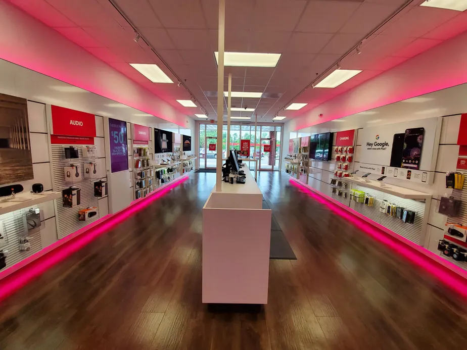 Foto del interior de la tienda T-Mobile en S Spring Garden St & Samuels Dr 2, Carlisle, PA