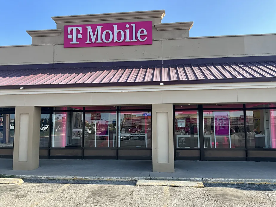Exterior photo of T-Mobile Store at Veterans & Chevrolet, Del Rio, TX