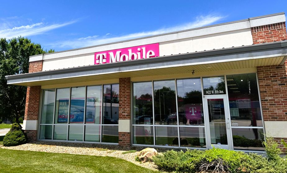 Exterior photo of T-Mobile Store at 6th St & Lincoln, Emporia, KS