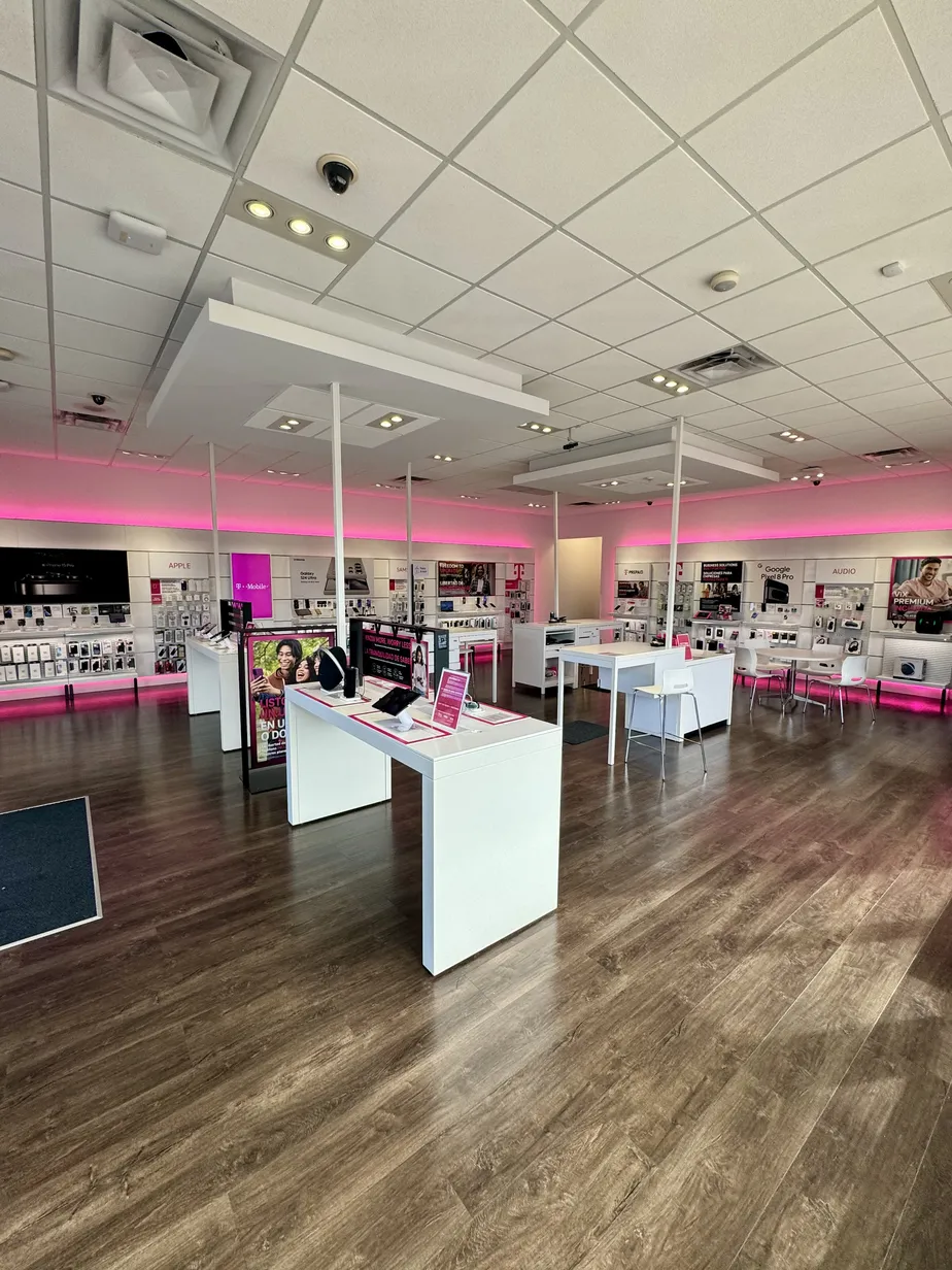 Foto del interior de la tienda T-Mobile en Loop 1604 & Blanco Rd, San Antonio, TX