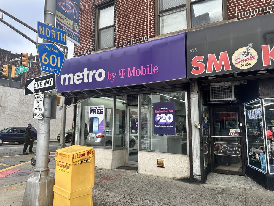 Metro by T-Mobile 616 Main Ave - 616 Main Ave 