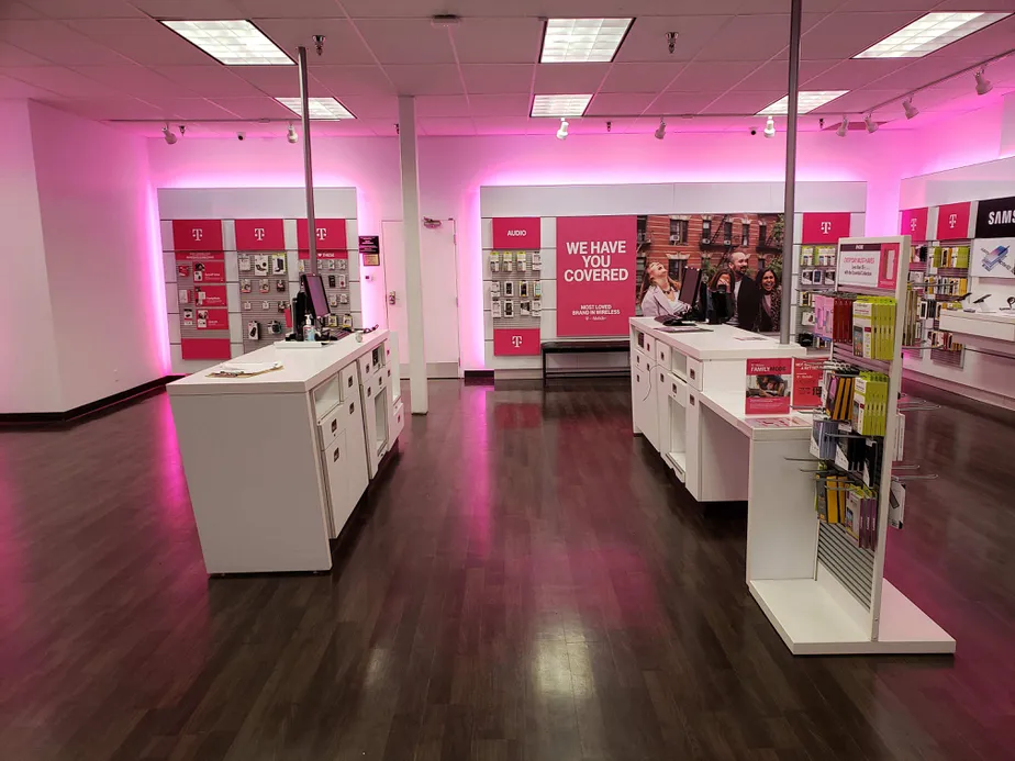 Foto del interior de la tienda T-Mobile en E. Point Douglas Rd. S & Jamaica Ave., Cottage Grove, MN