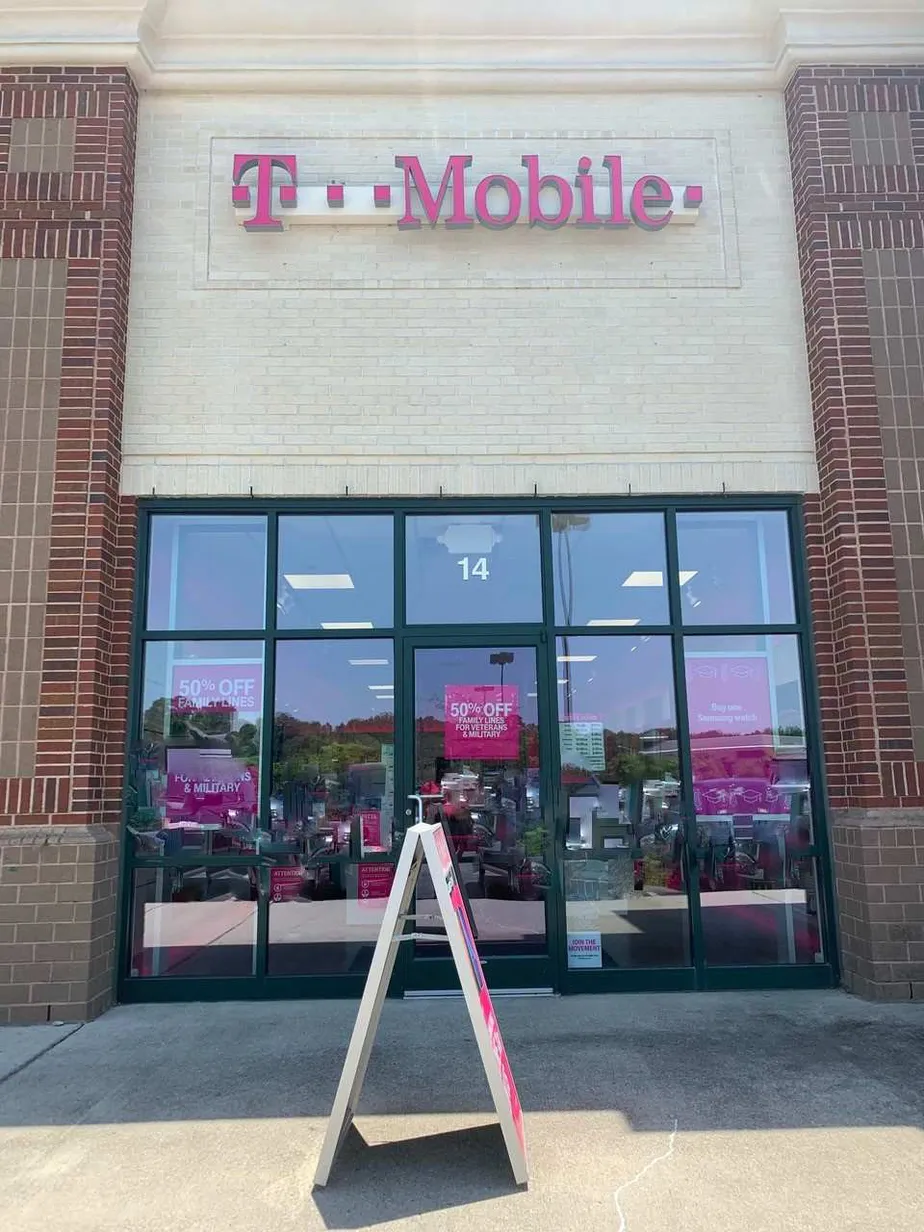  Exterior photo of T-Mobile store at Hanbury Rd E & Chesapeake Expy, Chesapeake, VA 
