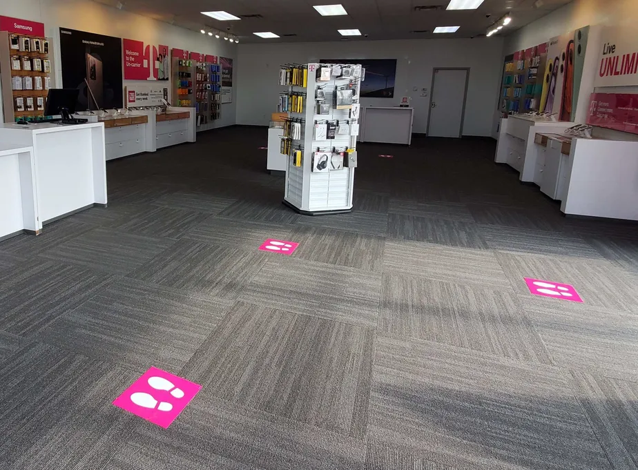 Foto del interior de la tienda T-Mobile en Fremont Pike & Holiday Ln, Perrysburg, OH