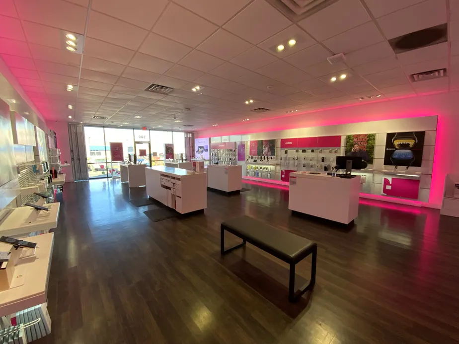 Foto del interior de la tienda T-Mobile en Sprague & Custer, Spokane, WA