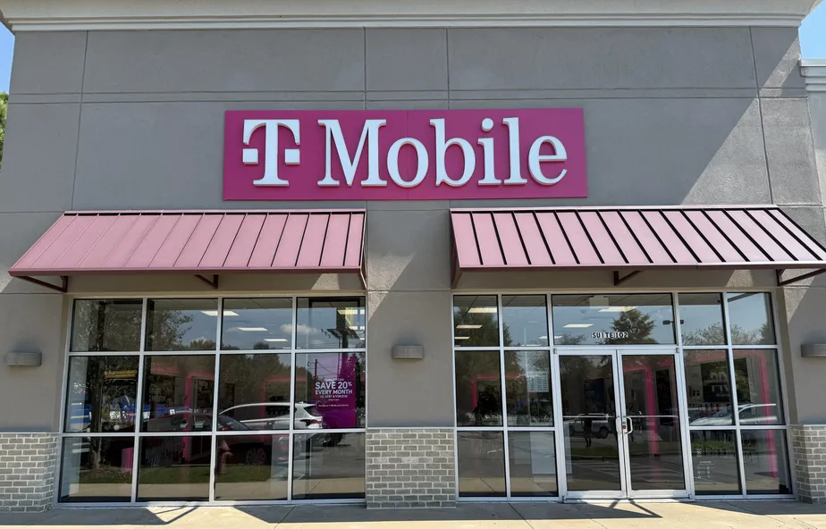  Exterior photo of T-Mobile Store at The Shops at South Oates, Dothan, AL 