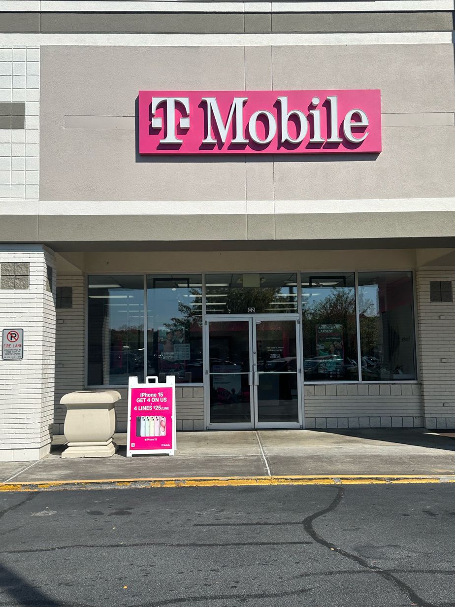 Exterior photo of T-Mobile Store at Duluth Hwy & Lawrenceville Suwanee, Lawrenceville, GA