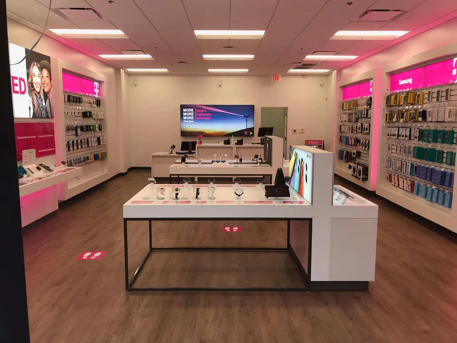 Foto del interior de la tienda T-Mobile en Main St & Columbia Pike, Spring Hill, TN