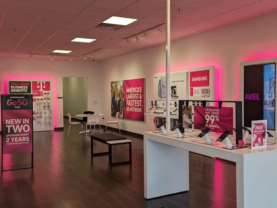 Foto del interior de la tienda T-Mobile en West End Plaza, Brodheadsville, PA