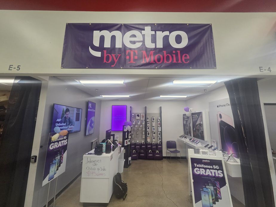 Metro by T-Mobile 535 Dundee Ave 
Booth E-04 - 535 Dundee Ave 
Booth E-04 