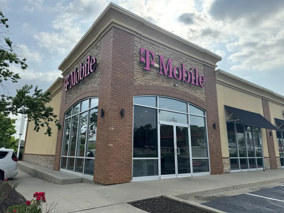  Exterior photo of T-Mobile Store at Blueridge, Independence, MO 
