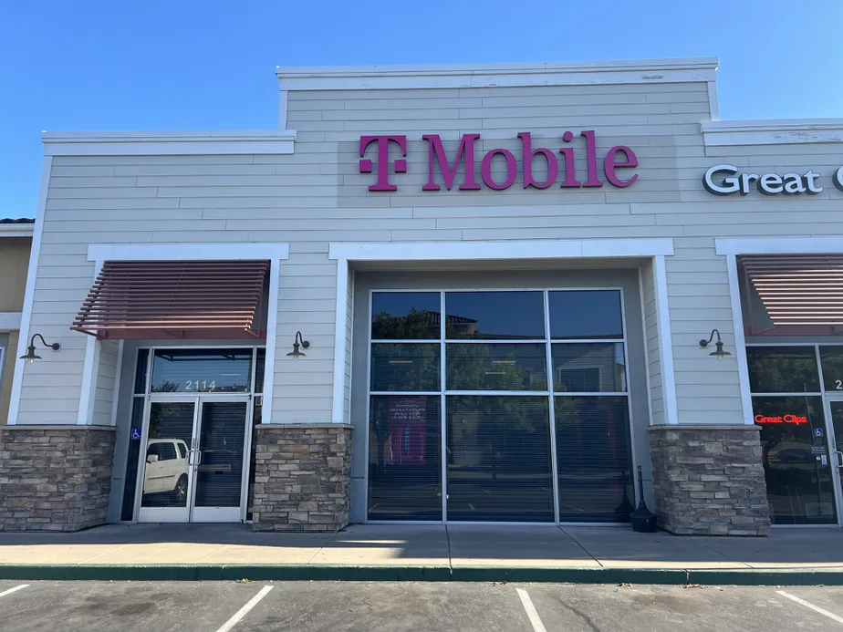  Exterior photo of T-Mobile Store at Grant Line Rd - Chili's Center, Tracy, CA 