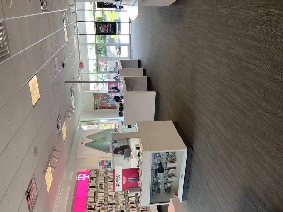 Foto del interior de la tienda T-Mobile en Balltown Rd & State St, Schenectady, NY