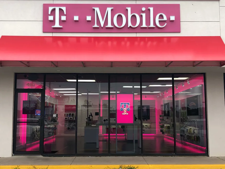 Exterior photo of T-Mobile store at Northview Rd & N Massey Blvd, Nixa, MO