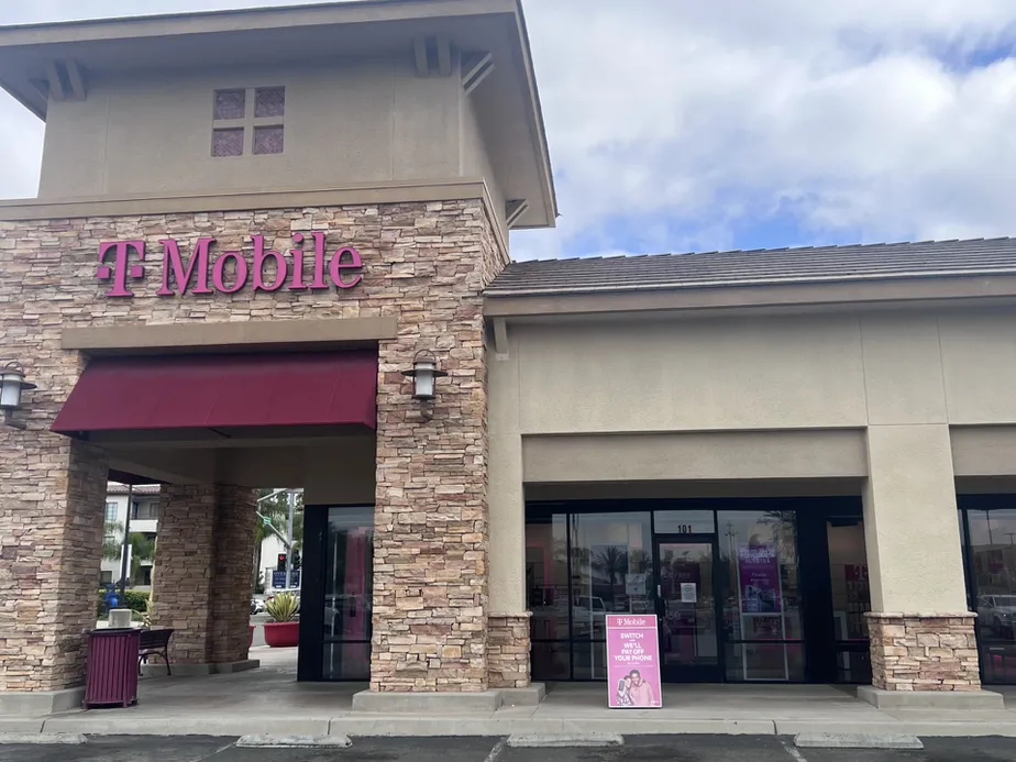 Foto del exterior de la tienda T-Mobile en Nordahl Marketplace, San Marcos, CA