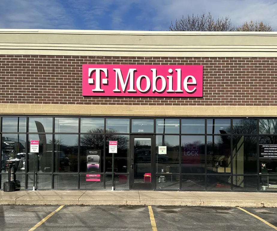  Exterior photo of T-Mobile Store at Crooks & Ann, Kaukauna, WI 