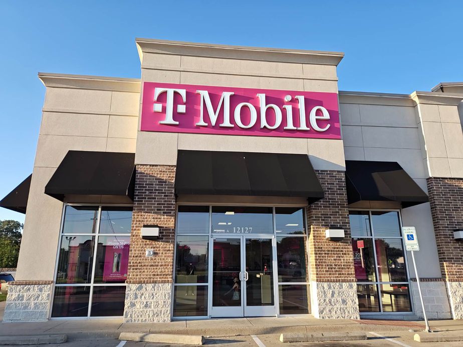 Exterior photo of T-Mobile Store at Lake June Rd & Ranchway Dr, Balch Springs, TX