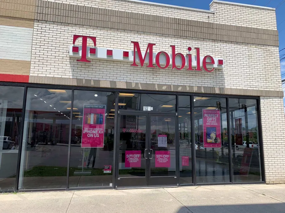 Foto del exterior de la tienda T-Mobile en Gallatin Pike & Old Hickory, Madison, TN
