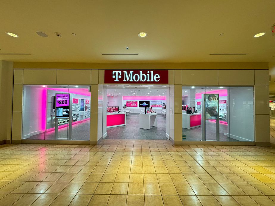 Exterior photo of T-Mobile Store at Plaza Las Americas 2, San Juan, PR