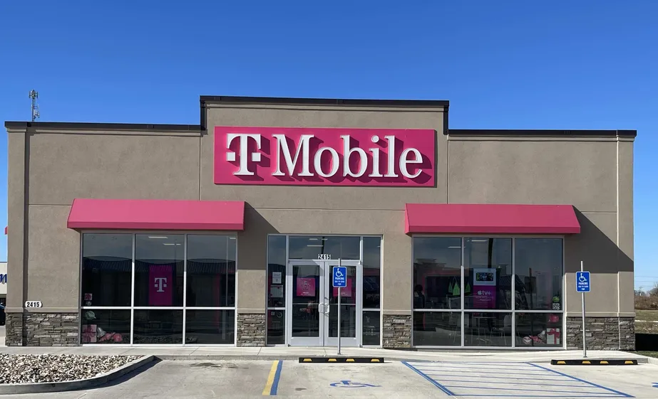 Exterior photo of T-Mobile Store at N Baltimore St & Hwy 6, Kirksville, MO
