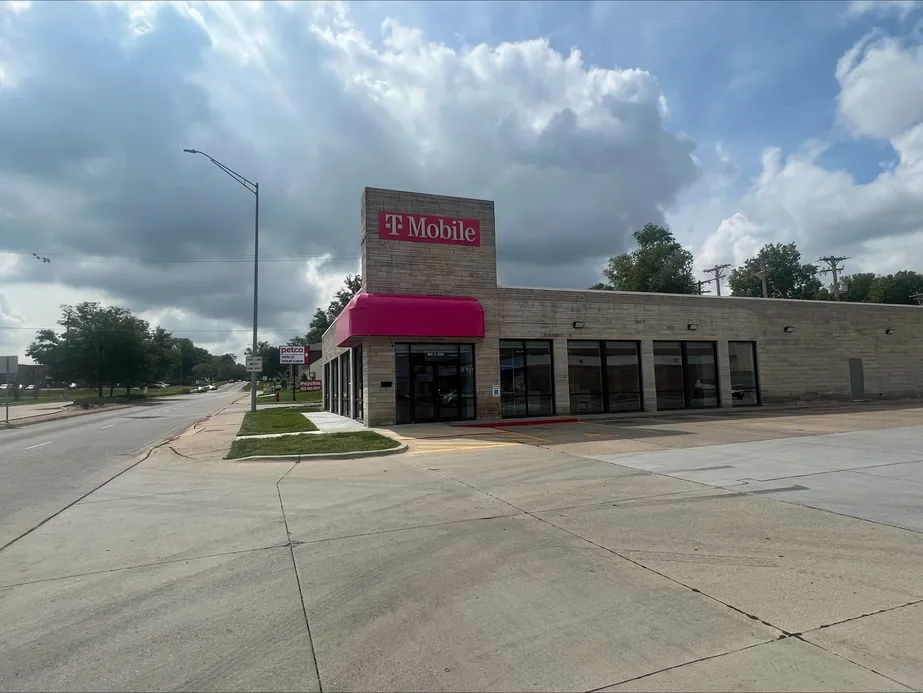Exterior photo of T-Mobile Store at 48th St & O St, Lincoln, NE