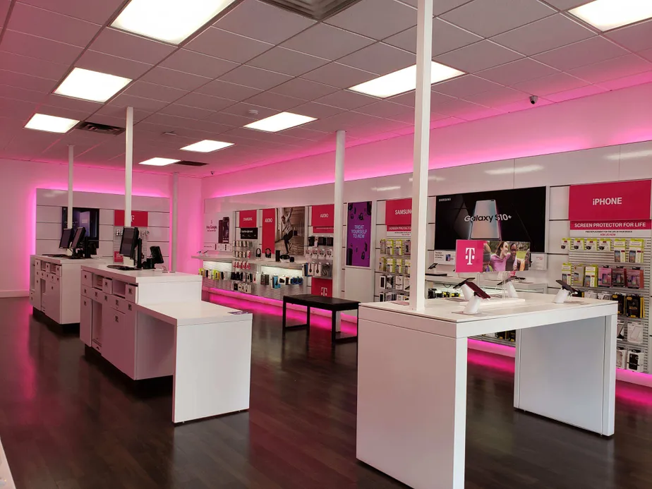 Foto del interior de la tienda T-Mobile en Nevada City Hwy & W Olympia Dr, Grass Valley, CA