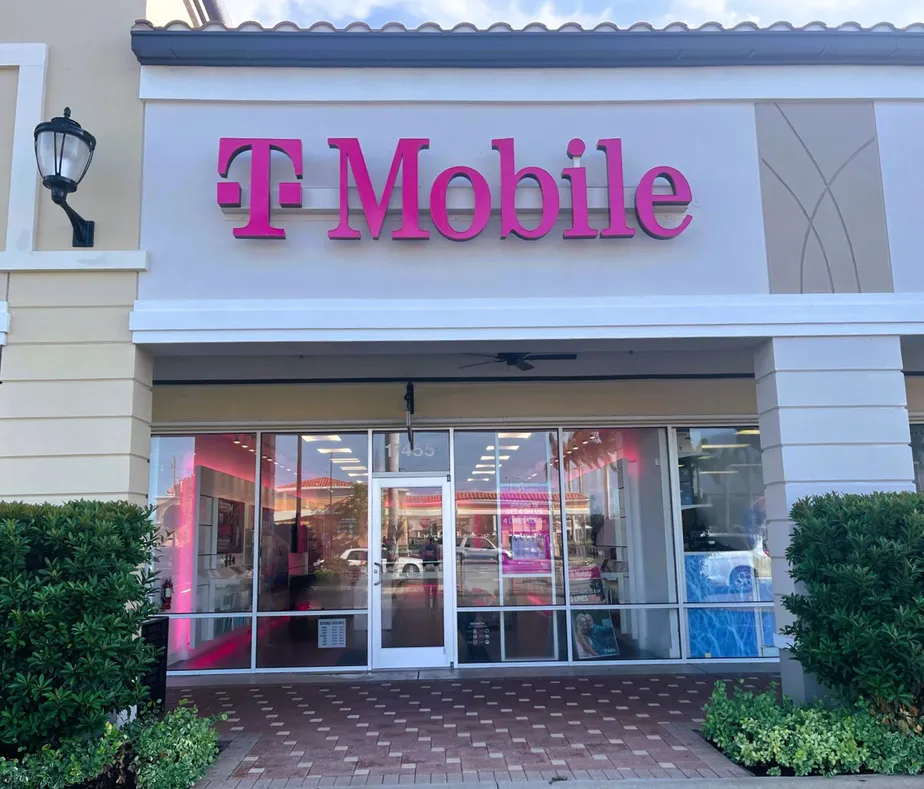  Exterior photo of T-Mobile Store at Tamiami Trail & S Salford Blvd, North Port, FL 
