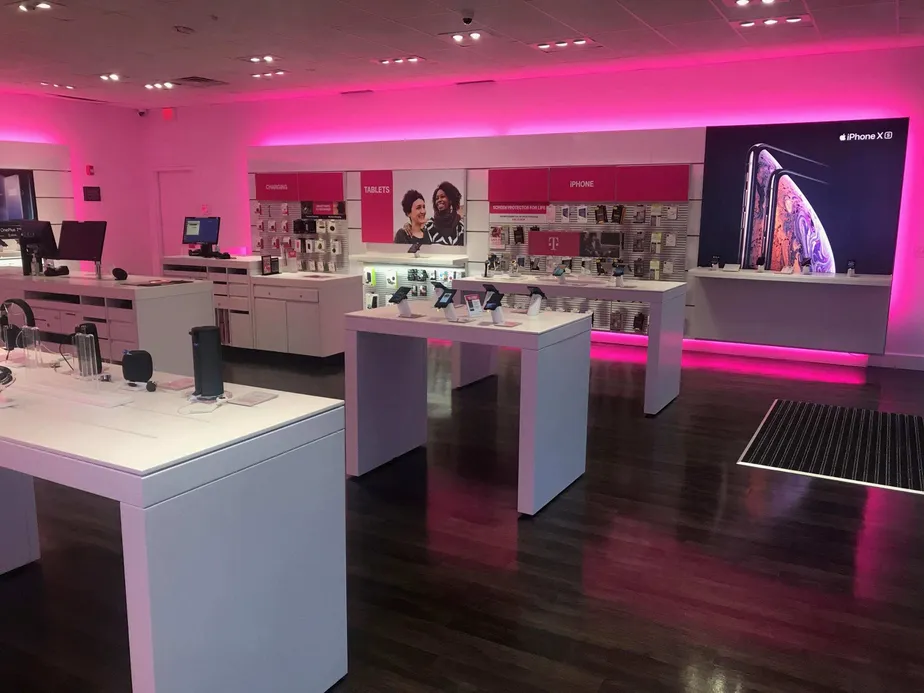 Foto del interior de la tienda T-Mobile en MT Pleasant St & Kings Hwy, New Bedford, MA