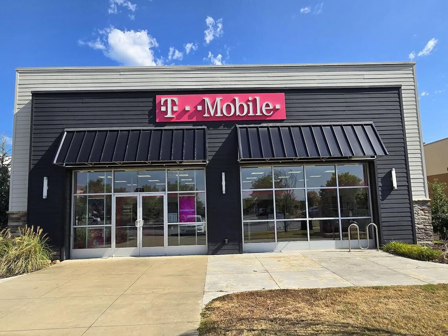 Exterior photo of T-Mobile Store at E Oak St & Museum Rd, Conway, AR