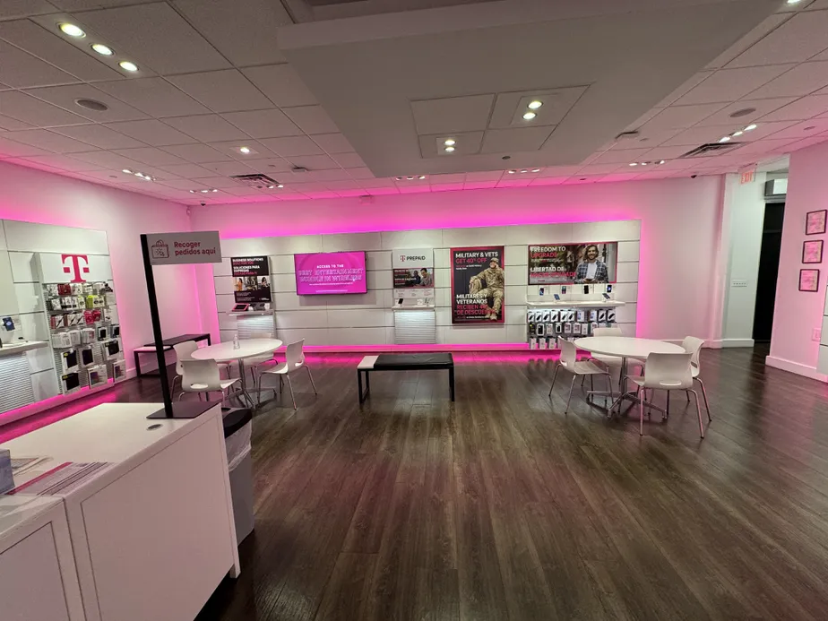 Foto del interior de la tienda T-Mobile en Cheyenne & Civic Center, North Las Vegas, NV