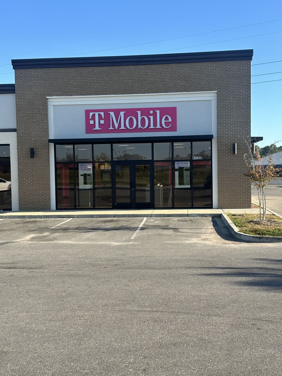 Exterior photo of T-Mobile Store at Payton Park, Sylacauga, AL