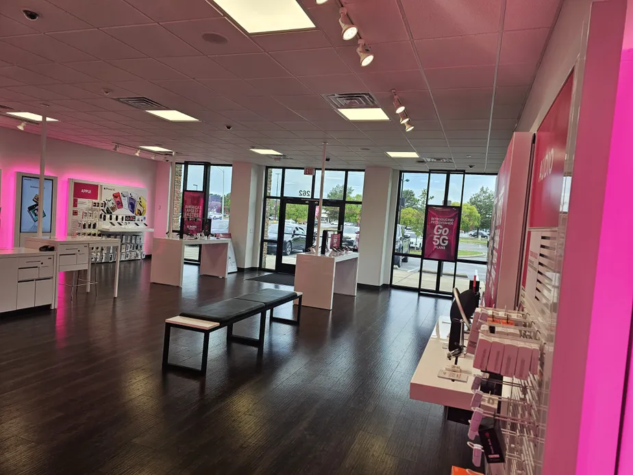 Foto del interior de la tienda T-Mobile en Premier Blvd & 4th Ave, Roanoke Rapids, NC