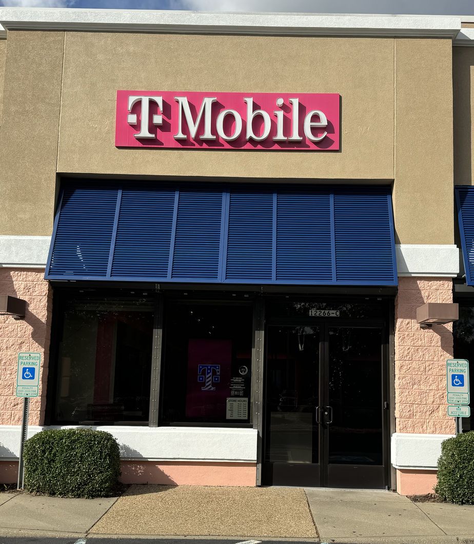 Exterior photo of T-Mobile Store at Jefferson Ave & Oyster Point, Newport News, VA