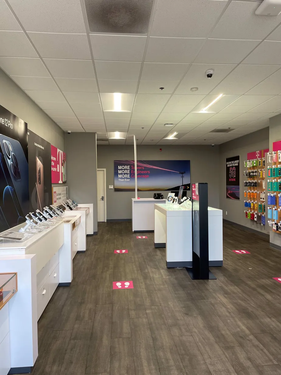 Foto del interior de la tienda T-Mobile en Soscol Ave & Kansas Ave, Napa, CA