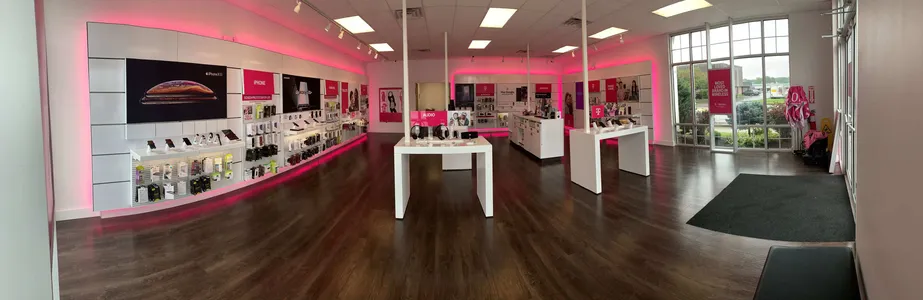 Foto del interior de la tienda T-Mobile en W Main Street Rd & Lewiston Rd, Batavia, NY
