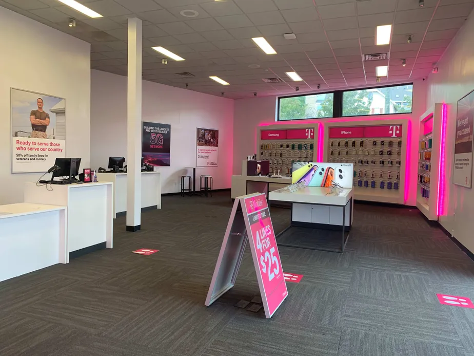 Foto del interior de la tienda T-Mobile en Westport Ave & Strawberry Hill Ave, Norwalk, CT