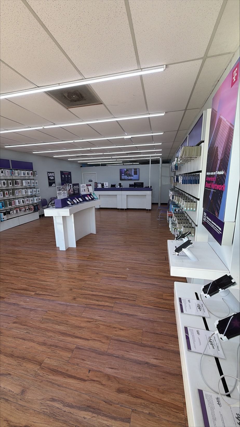 Metro by T-Mobile 420 W Greens Rd - 420 W Greens Rd 