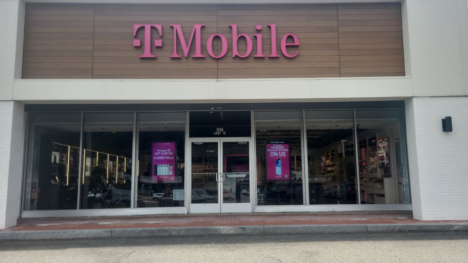 Exterior photo of T-Mobile Store at Mcknight Rd & Siebert Rd, Pittsburgh, PA
