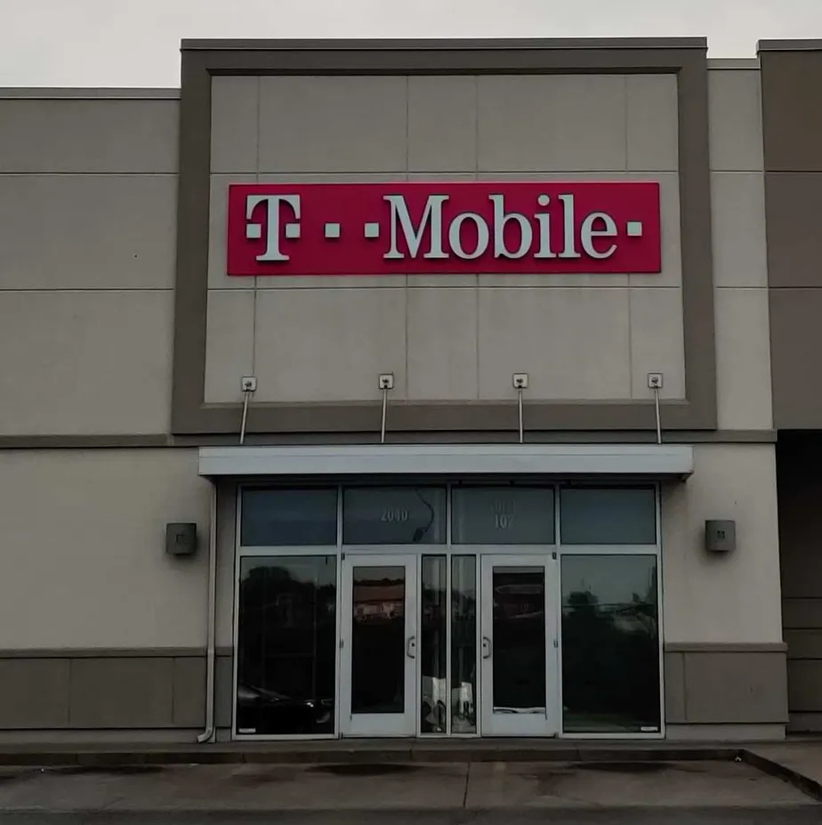  Exterior photo of T-Mobile store at Sw Wanamaker & Sw 21st St, Topeka, KS 