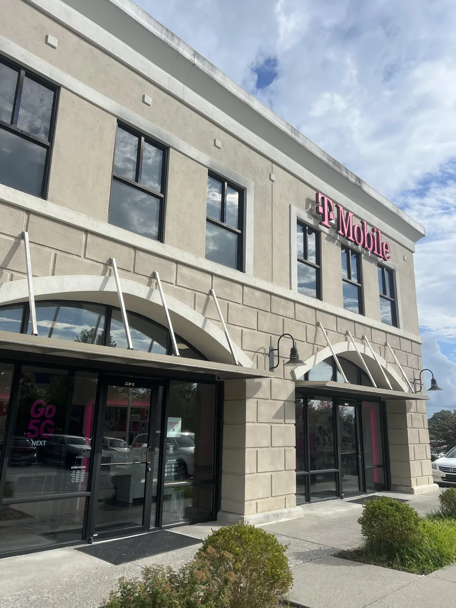  Exterior photo of T-Mobile Store at Lewisburg - Gateway Blvd, Lewisburg, WV 