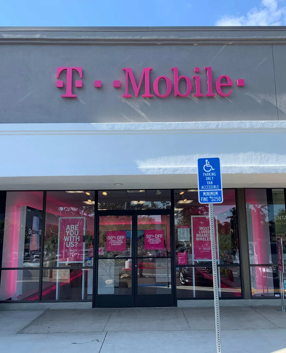 Exterior photo of T-Mobile store at Kanan & Agoura, Agoura Hills, CA